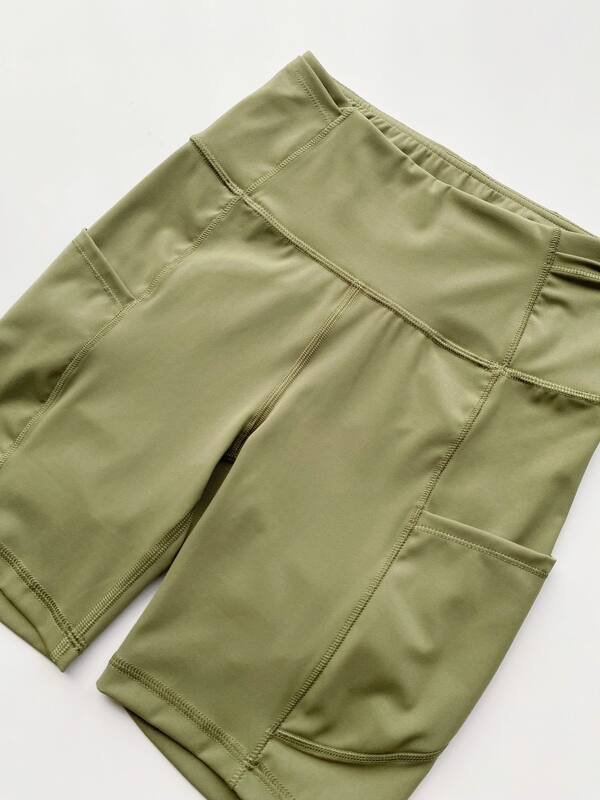 I pantaloncini Lululemon Fast and Free sono verde oliva