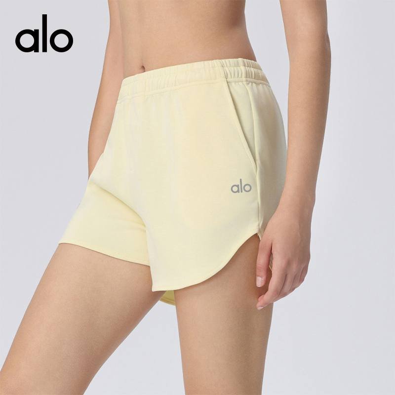 Alo shorts lounge light yellow