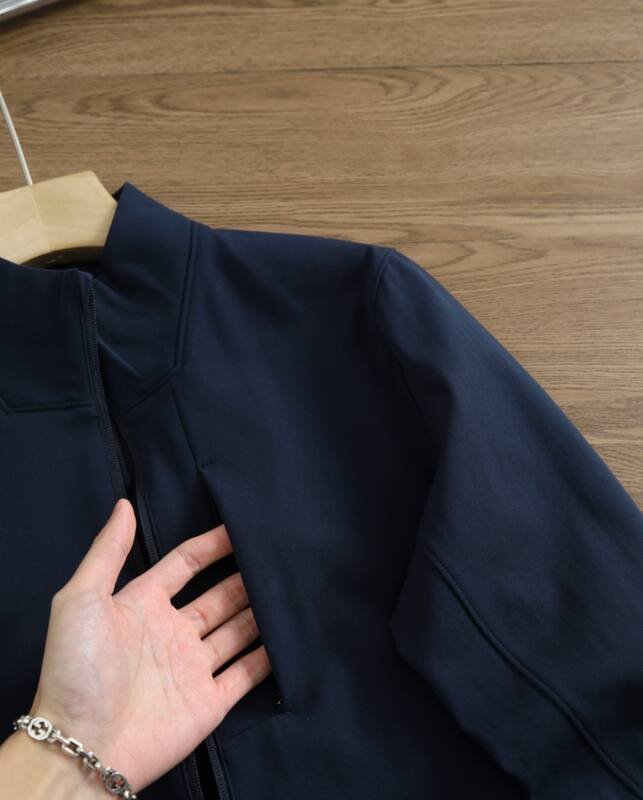 Lulu Hauts pour hommes Lululemon Athletica SojournMen