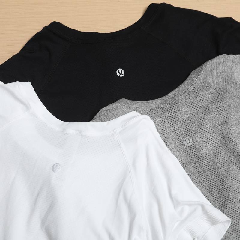 La maglietta Lululemon Swiftly Tech e grigia
