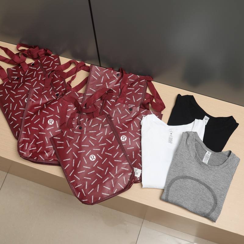 La maglietta Lululemon Swiftly Tech e grigia