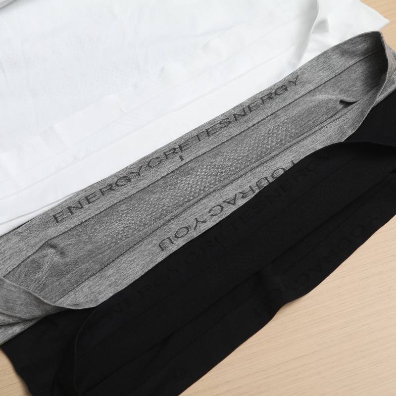La maglietta Lululemon Swiftly Tech e grigia