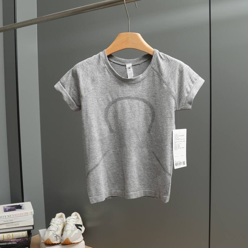 La maglietta Lululemon Swiftly Tech e grigia