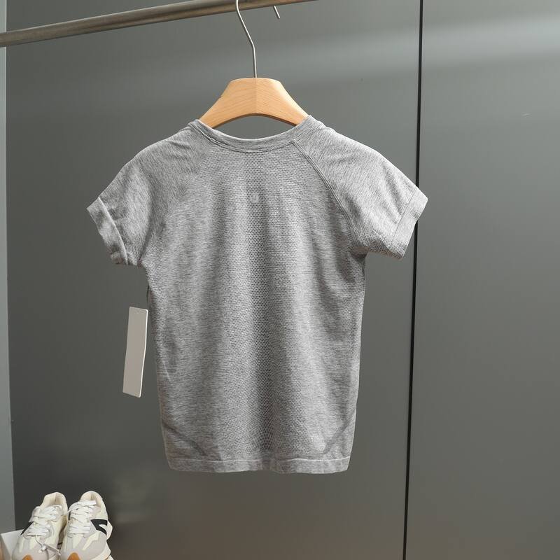 La maglietta Lululemon Swiftly Tech e grigia