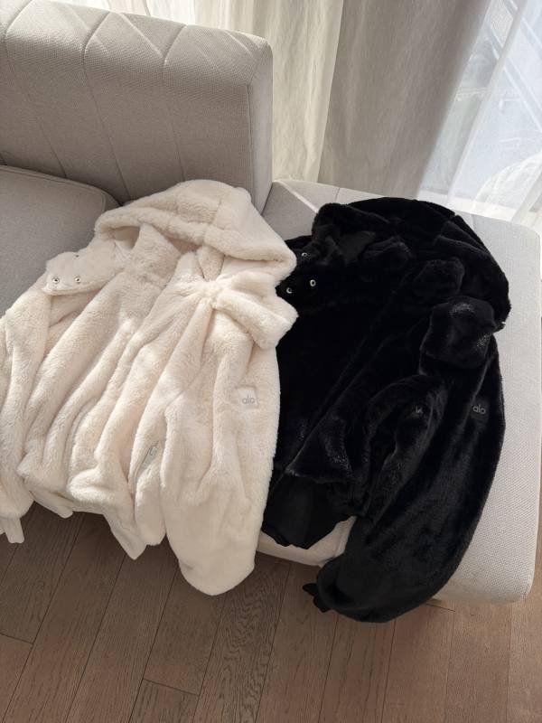 Chaqueta Alo lounge crema