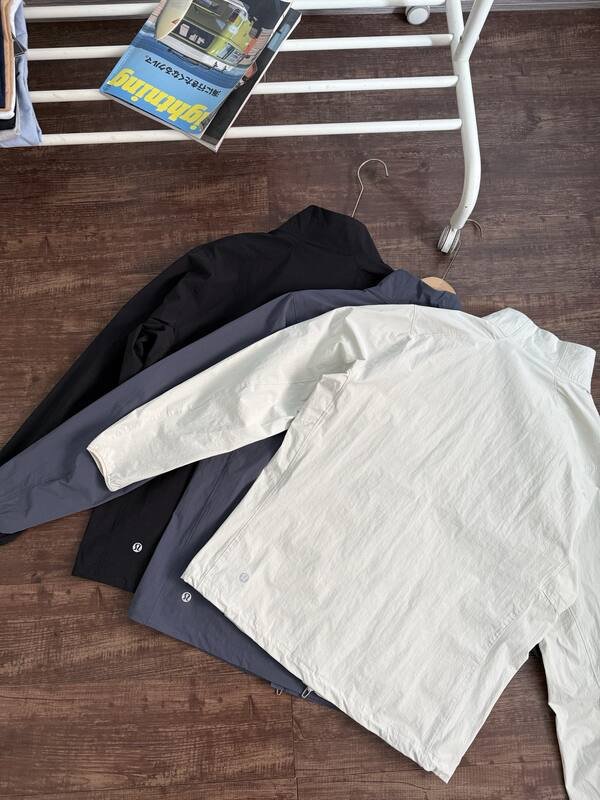 Lulu Hauts pour hommes Lululemon Athletica Serie Sojourn