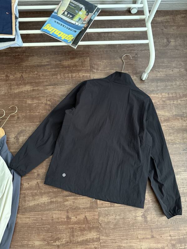 Lulu Hauts pour hommes Lululemon Athletica Serie Sojourn
