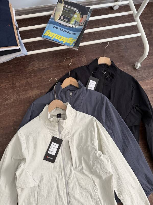 Lulu Hauts pour hommes Lululemon Athletica Serie Sojourn