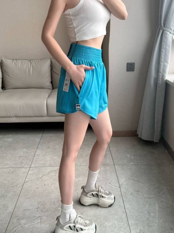 I pantaloncini Alo sono blu brillante