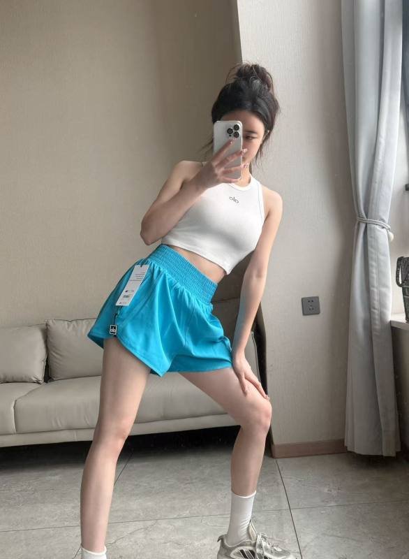 I pantaloncini Alo sono blu brillante