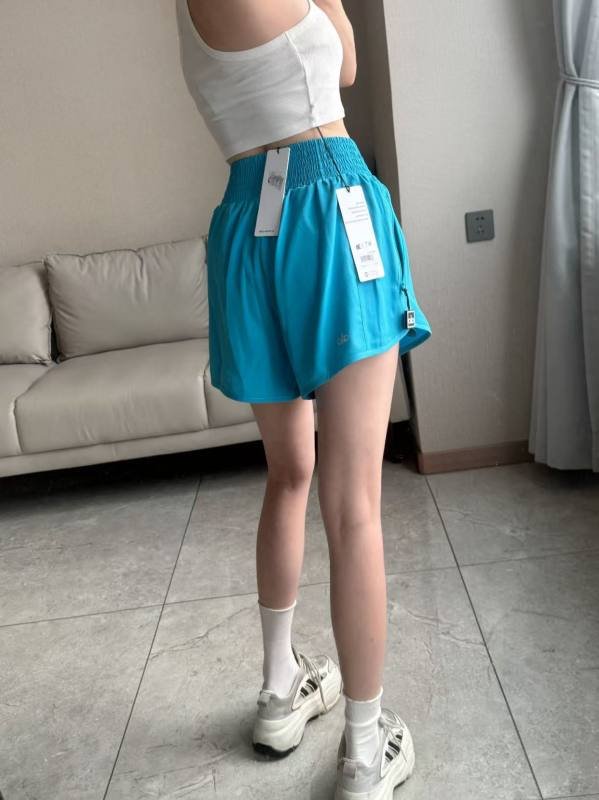 I pantaloncini Alo sono blu brillante