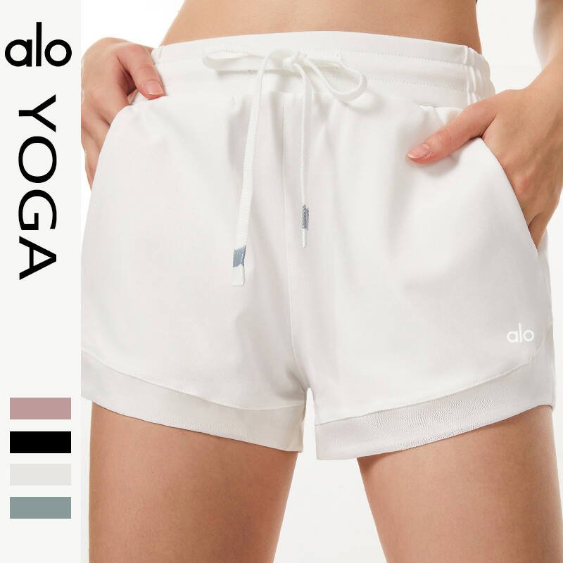 I pantaloncini Alo lounge sono color malva polveroso e verde salvia