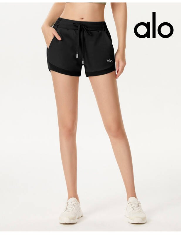 I pantaloncini Alo lounge sono color malva polveroso e verde salvia