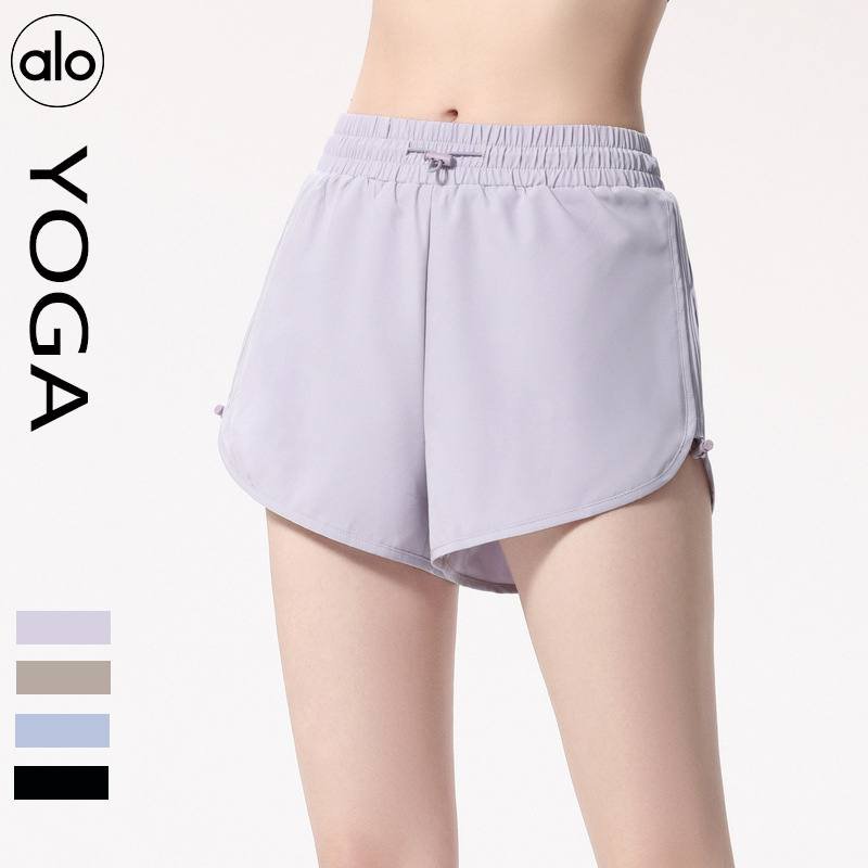 Os shorts Alo sao azuis claros