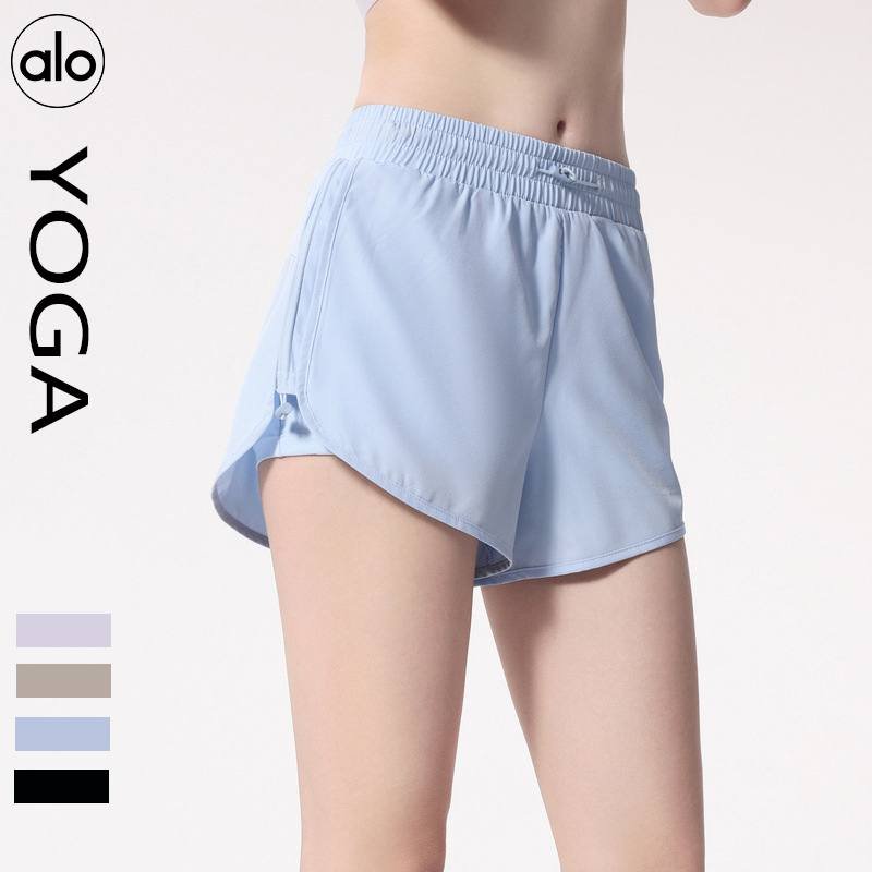 Os shorts Alo sao azuis claros