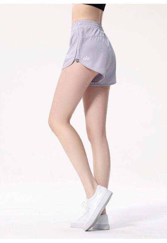 Os shorts Alo sao azuis claros