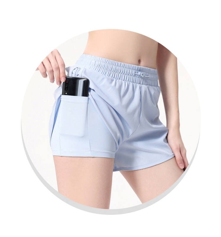 Os shorts Alo sao azuis claros